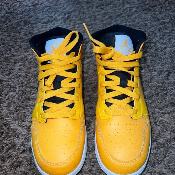 6.5Y/Women’s 8 Jordan 1’s - Picture 2 of 4